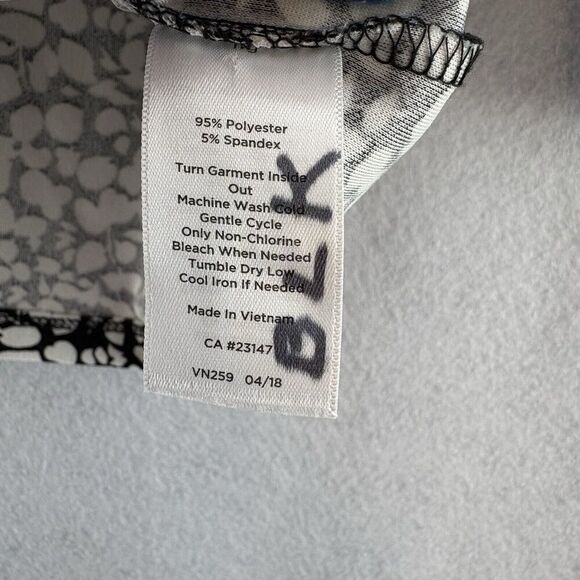 Talbots Women’s Sz Small Petite Blouse Black and White Floral V-Neck Classic - Picture 6 of 6